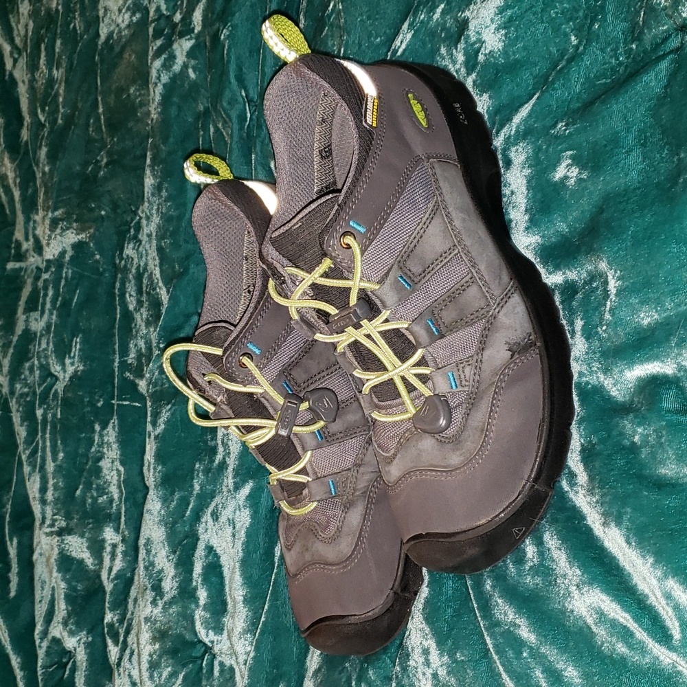 Kids Keen day hiker shoes Size 4